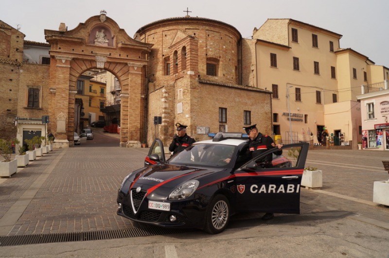 Si Spacciavano Per Carabinieri Per Truffare Anziani Arrestati Padre E 
