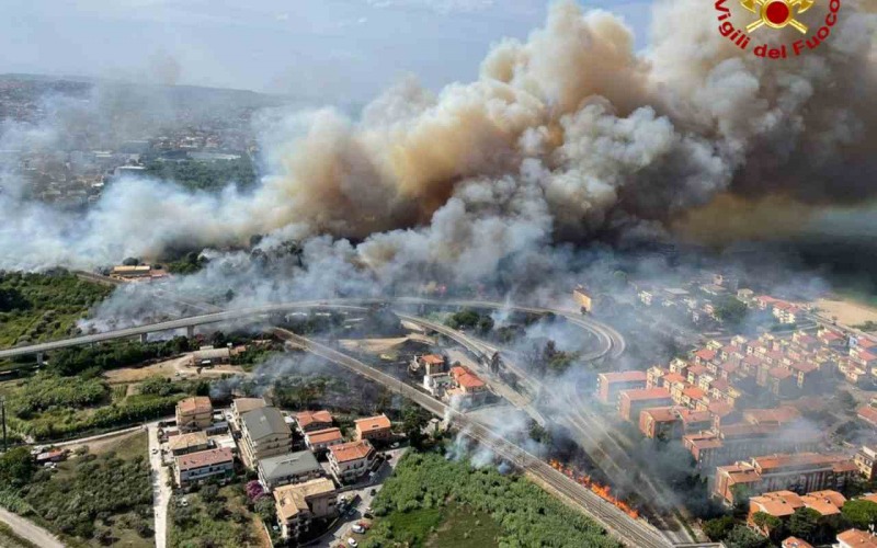 Incendio a Pescara, fiamme domate durante la notte, ora la ...