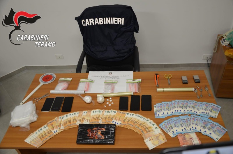 Droga e Soldi Sequestrati: Due Arresti nelle Operazioni Antidroga dei Carabinieri / VIDEO