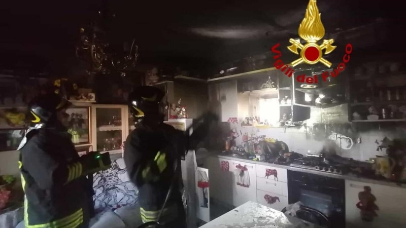 Fiamme a Brecciarola: incendio in cucina, stabile evacuato Fiamme a Brecciarola: incendio in cucina, stabile evacuato
