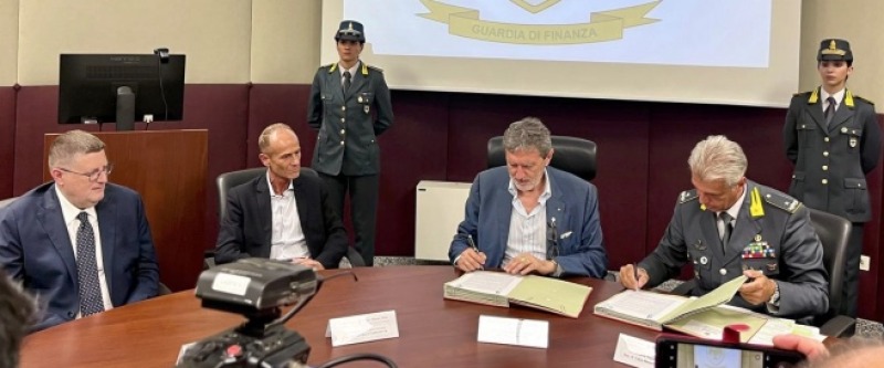 Tutela spesa pubblica: Marsilio sigla intesa con Comando regionale Abruzzo della Guardia di finanza Tutela spesa pubblica: Marsilio sigla intesa con Comando regionale Abruzzo della Guardia di finanza