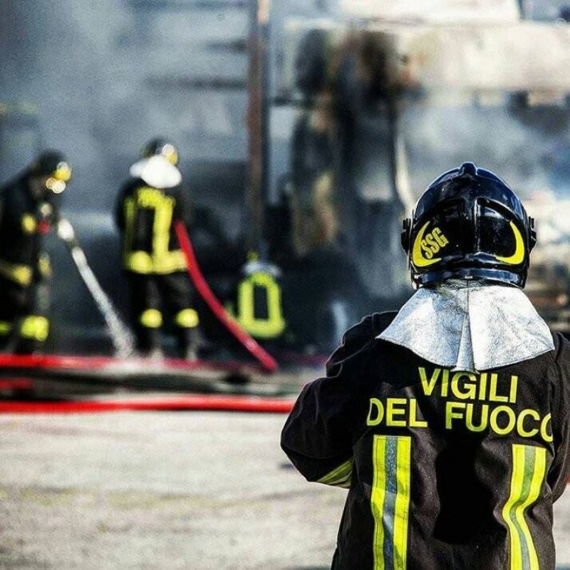 esplosione in un distributore a roma boato incendi e oltre 20 feriti senza vittime gravi
