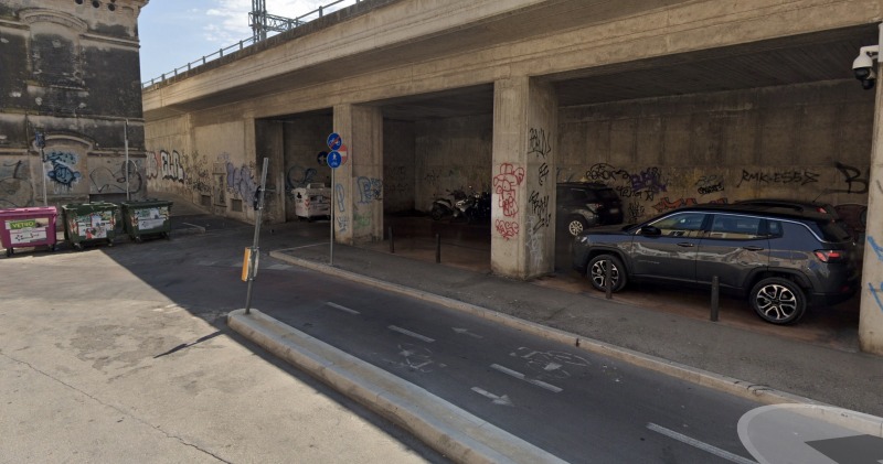 Scoppia il caso in via Orazio: blitz decisivo, malori e pulizie choc! Scoppia il caso in via Orazio: blitz decisivo, malori e pulizie choc!