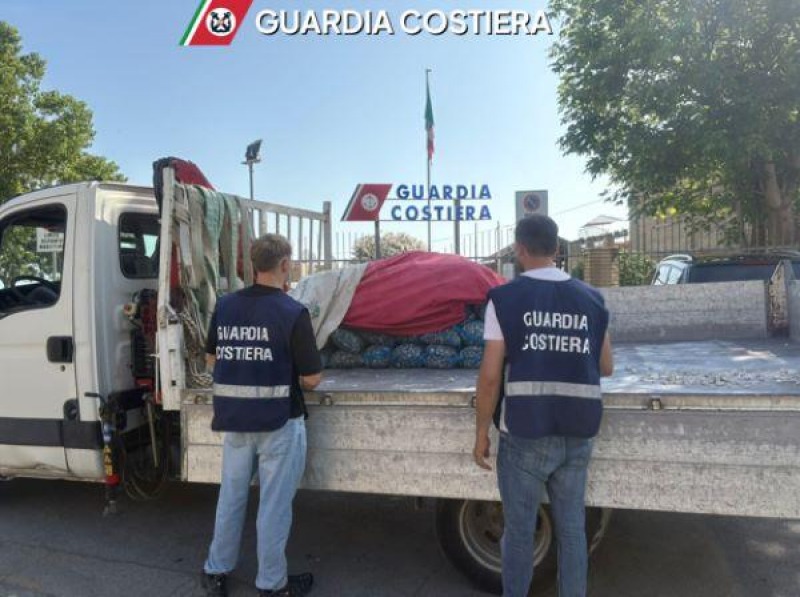 guardia costiera blocca maxi carico 85 quintali di vongole sequestrate