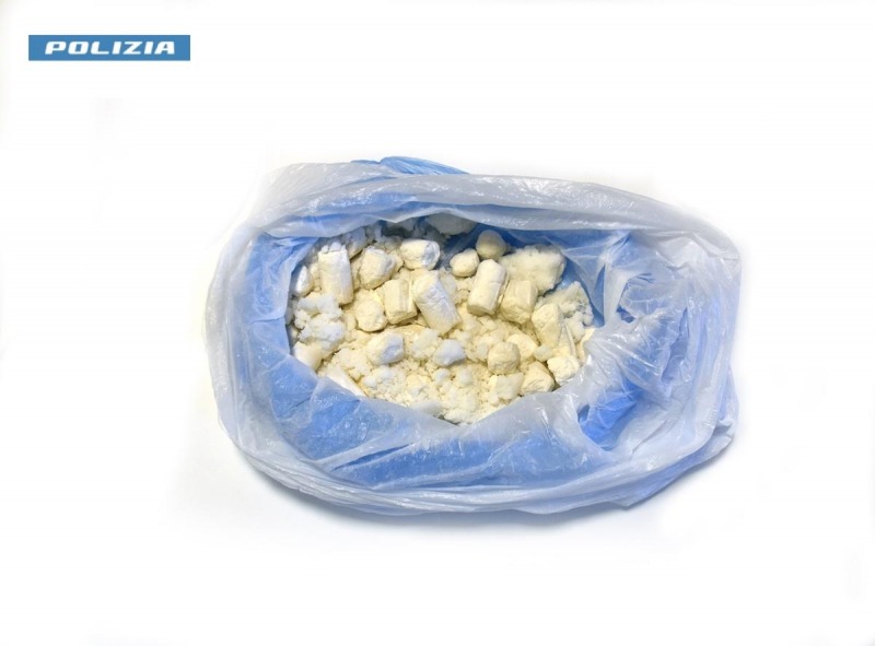 tre presunti spacciatori stranieri arrestati a l8217aquila con 400g di cocaina in auto