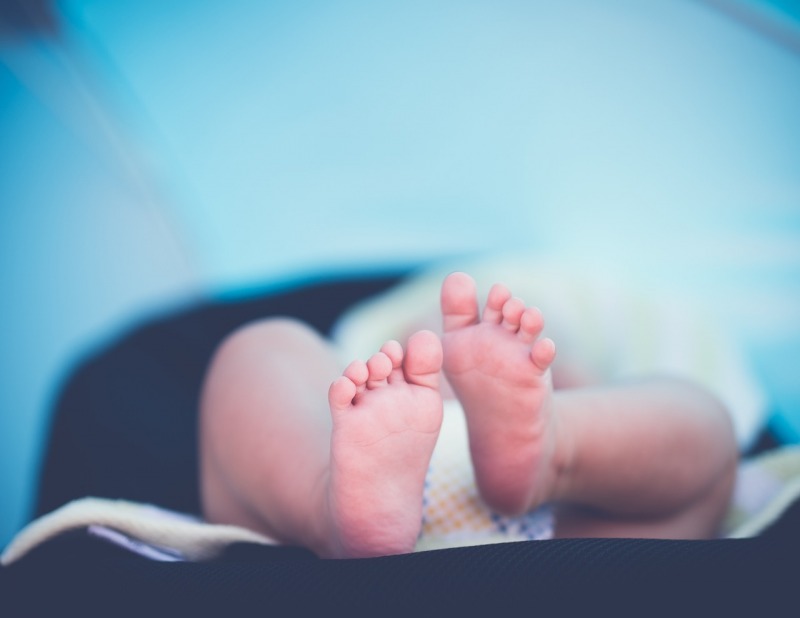 Teramo celebra il primo bimbo con due mamme: Lega furiosa e tensione