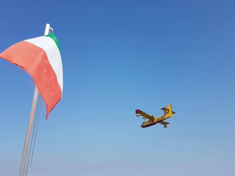 Incendio divora riserva di Ortona: esplodono ordigni, canadair in azione