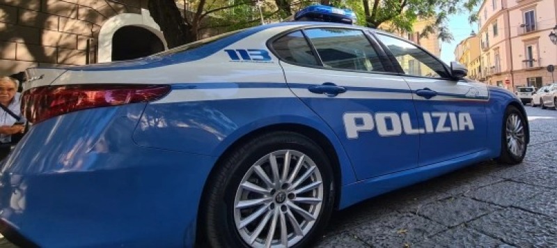 donna ubriaca travolge tavolini del bar a roseto terrore e caos