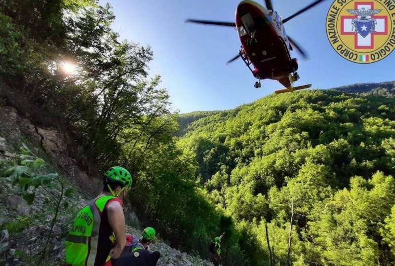 notte drammatica sul gran sasso sette giovani bloccati in quota