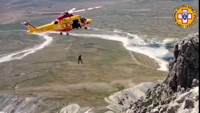 sessantacinquenne rischia la vita in montagna intervento lampo ma polemiche