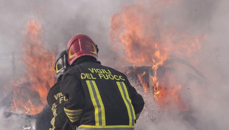 incendio vicino villaggio map residenti in allerta elicotteri al lavoro