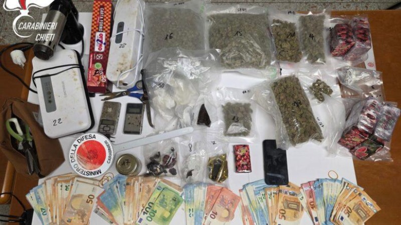 colpo grosso arrestato ventenne con 4 chili di droga e 10mila euro in contanti