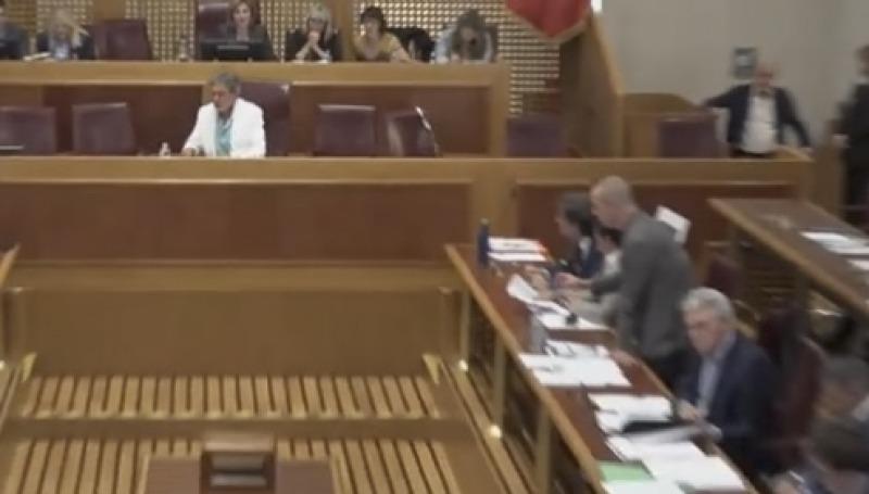 scintille in consiglio marsilio esplode opposizione accusa mancanza farmaci urgenti