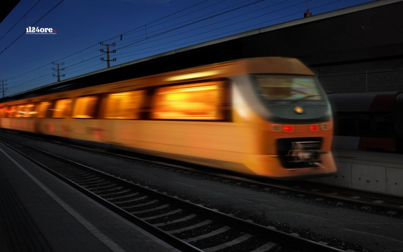 treno travolge due cavalli sui binari caos e ritardi sulla linea ferroviaria