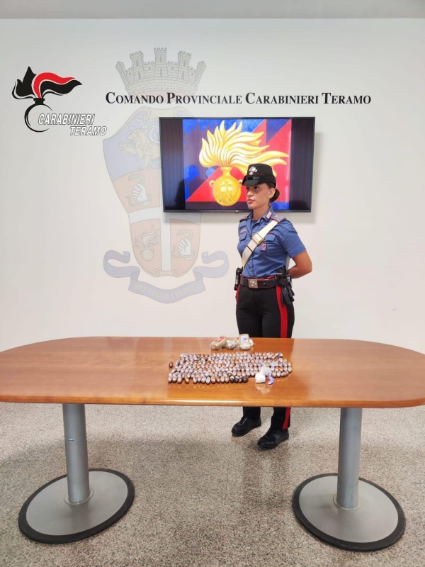 blitz a teramo hashish e cocaina scoperti in pollaio arresto shock