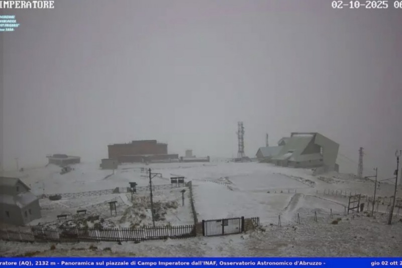 gran sasso imbiancato arriva la prima vera nevicata dell8217autunno abruzzese