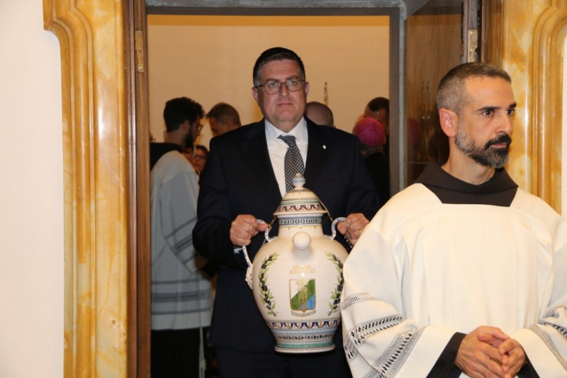 L’omaggio abruzzese che emoziona Assisi: olio, arte e speranza condivisa L’omaggio abruzzese che emoziona Assisi: olio, arte e speranza condivisa