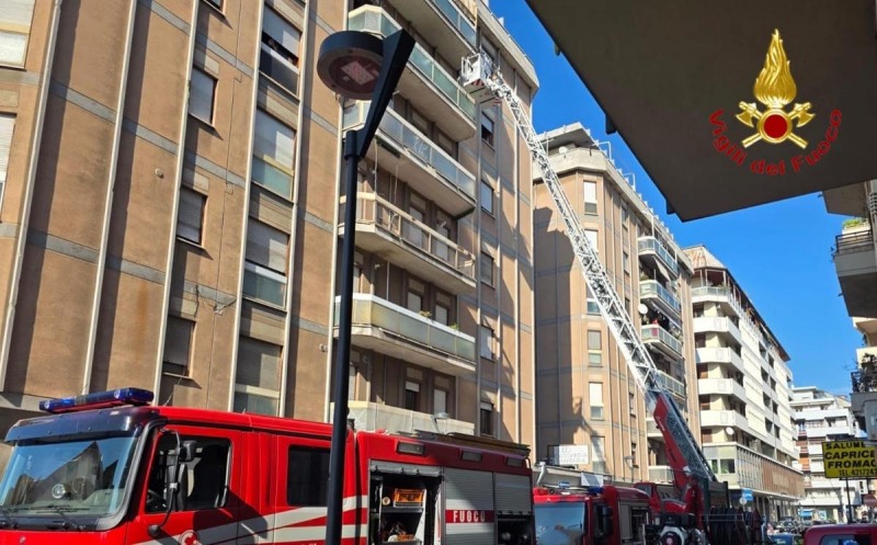 allarme in via teramo incendio divampa in appartamento e mobilita i pompieri