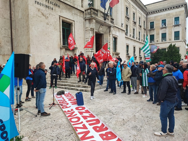 Pescara in rivolta: igiene ambientale sciopera, protesta accesa davanti Prefettura