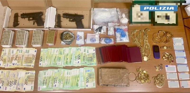 Scoperte valigie bomba di droga, pistole e gioielli: arresto shock a Pescara