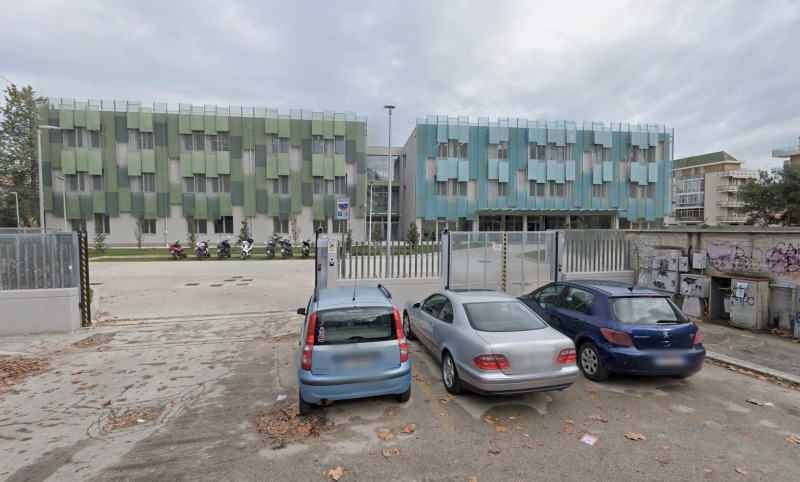evacuazione al liceo di pescara misteriosa nube irritante provoca caos e ricoveri