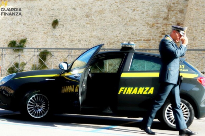 Ostriche e Ferrari gratis: la truffa da 50mila € scoperta in Abruzzo Ostriche e Ferrari gratis: la truffa da 50mila € scoperta in Abruzzo