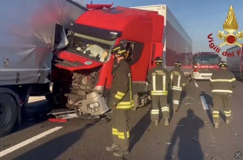 Schianto devastante in A1: camionista abruzzese perde la vita sul colpo Schianto devastante in A1: camionista abruzzese perde la vita sul colpo