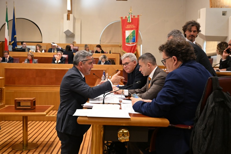 Scontro infuocato in Consiglio: caos sul maxi debito del Giro d’Abruzzo