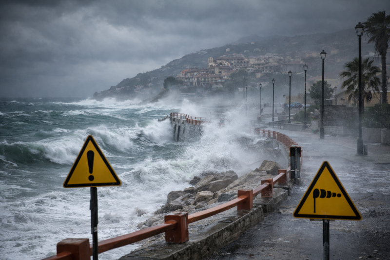nuova tempesta in arrivo vento estremo e mareggiate mettono in allerta il sud