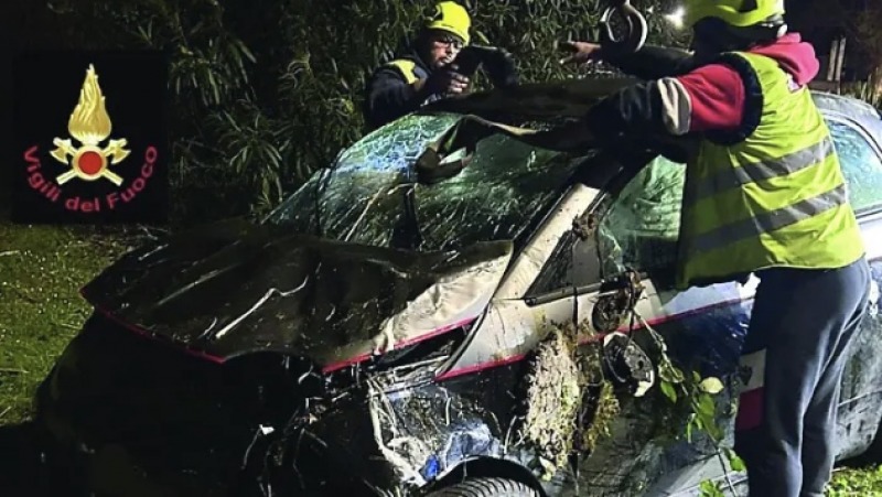 fuga con auto rubata finisce nel canale 46enne lotta tra la vita