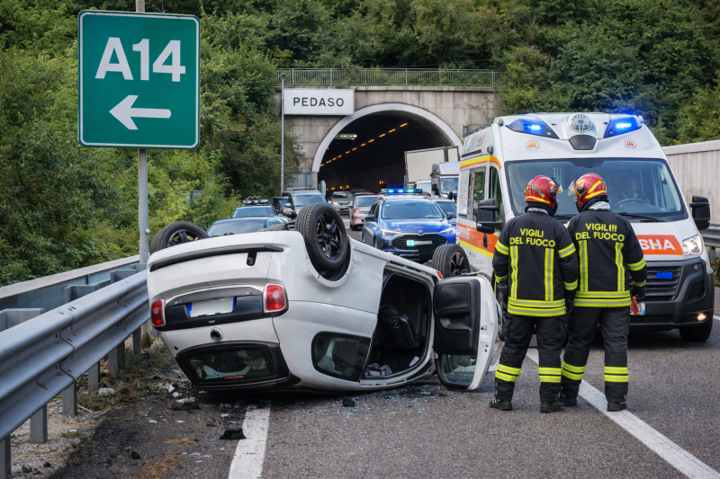 schianto sull8217a14 auto ribaltata traffico in tilt verso pescara da Abruzzo24ore.tv schianto sull8217a14 auto ribaltata traffico in tilt verso pescara