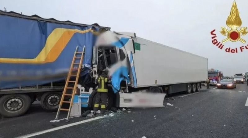 maxi tamponamento tra tir all8217alba sull8217a14 traffico nel caos