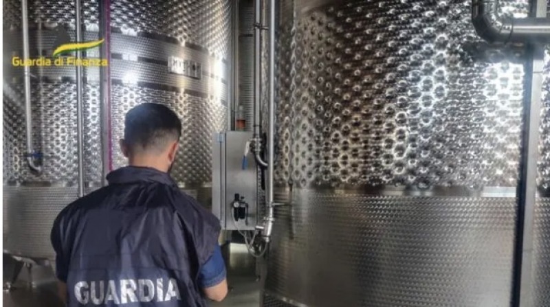 maxi frode del vino scoperta in italia sequestrati milioni di litri falsi