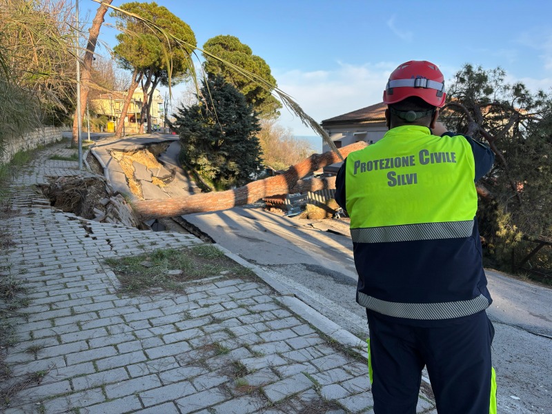 frana devastante a silvi case distrutte paura e proteste tra residenti