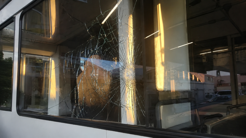 sasso contro il filobus sulla strada parco paura a bordo indagini in corso