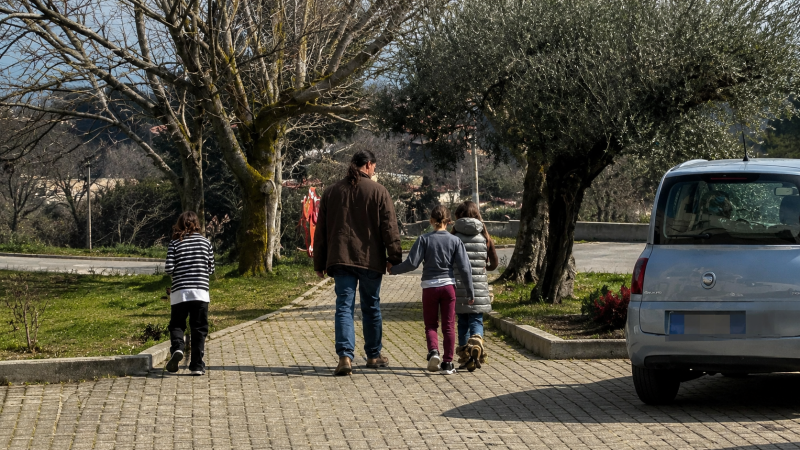 famiglia nel bosco svolta vicina il rientro a casa ora 232 possibile
