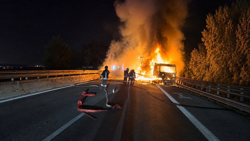 camion avvolto dalle fiamme sull8217a14 notte di paura vicino al salinello da Abruzzo24ore.tv camion avvolto dalle fiamme sull8217a14 notte di paura vicino al salinello