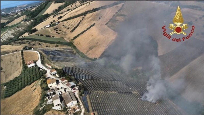 bellante vasto incendio nel fotovoltaico elicottero in volo e otto ettari bruciati da Abruzzo24ore.tv bellante vasto incendio nel fotovoltaico elicottero in volo e otto ettari bruciati