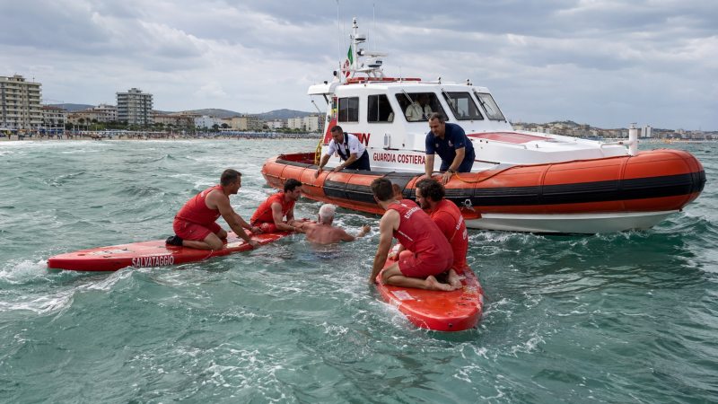 paura in mare anziano e quattro bagnini salvati dalla guardia costiera da Abruzzo24ore.tv paura in mare anziano e quattro bagnini salvati dalla guardia costiera