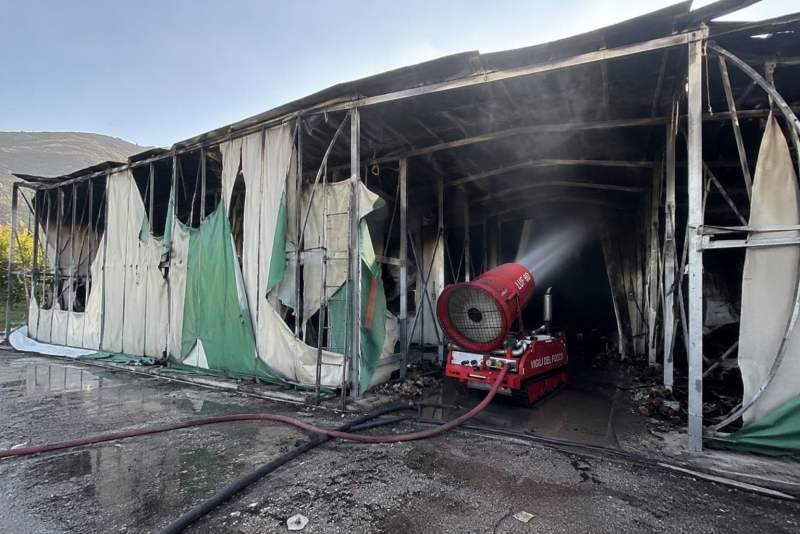 incendio lazzaroni robot e linea idrica contro le fiamme danni milionari stimati da Abruzzo24ore.tv incendio lazzaroni robot e linea idrica contro le fiamme danni milionari stimati
