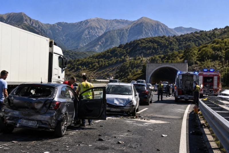a24 tamponamento a catena ad assergi tre feriti e chilometri di coda da Abruzzo24ore.tv a24 tamponamento a catena ad assergi tre feriti e chilometri di coda