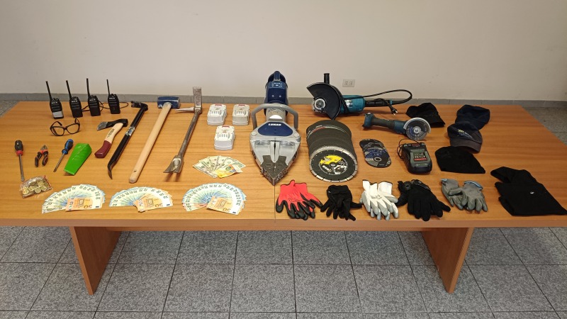 ladri pronti a colpire nell8217aquilano fermati dalla polizia sull autostrada a24 dopo un rocambolesco da Abruzzo24ore.tv ladri pronti a colpire nell8217aquilano fermati dalla polizia sull autostrada a24 dopo un rocambolesco