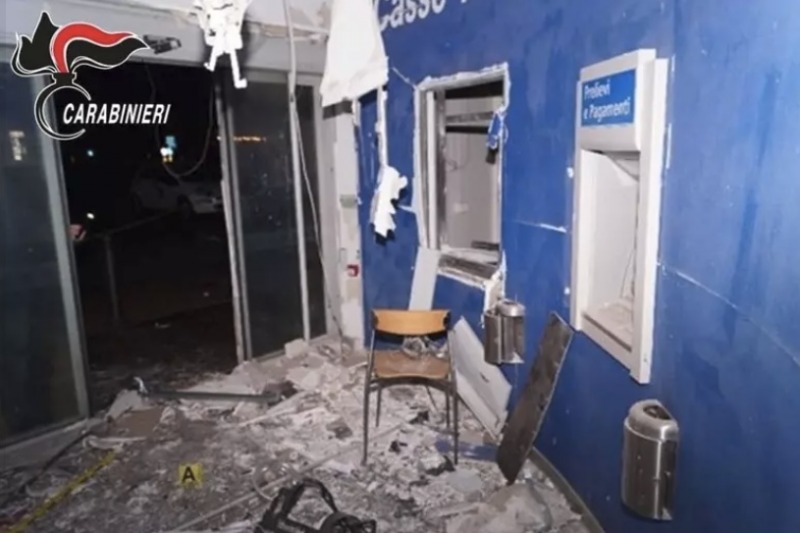 bancomat fatti saltare con le marmotte sette arresti bottino da 200mila euro da Abruzzo24ore.tv bancomat fatti saltare con le marmotte sette arresti bottino da 200mila euro