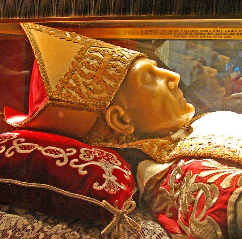La maschera di cera di Celestino V si sta sciogliendo, presto avrà un