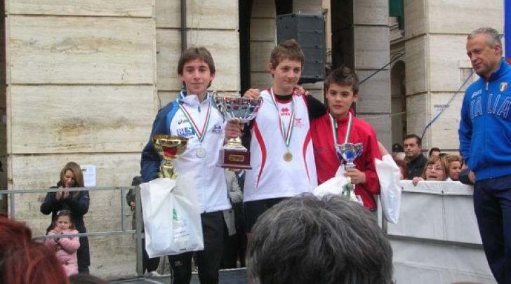 Premiazione di Andrea Piccinini dopo la Maratonina Pretuziana 